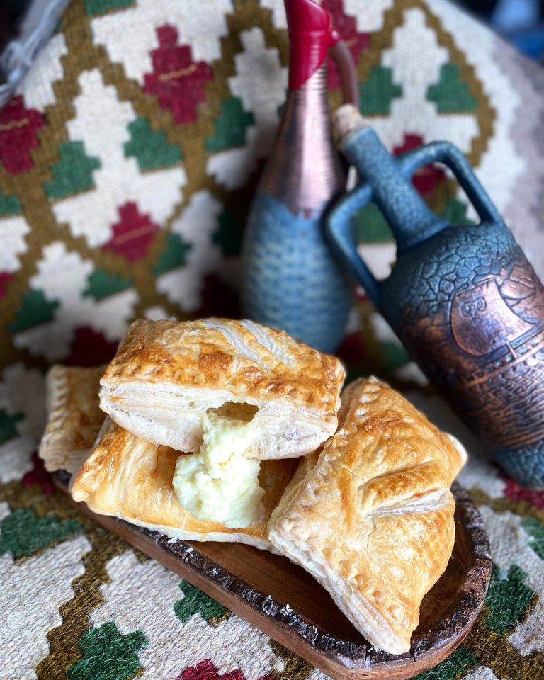 KARTVELI AUTHENTIC HOME STYLE GEORGIAN KHACHAPURI CHEESE PUFF PUSTRY / FROZEN / 0.7lb / 2 PACK